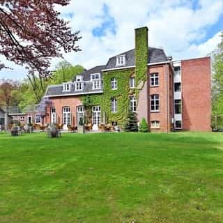 GESPOT: Klooster Nieuwkerk 👀⁠
⁠
Een unieke horecalocatie: een voormalig klooster in het Brabantse Goirle. Verscholen in het groen, omringd door bos en landerijen, ligt dit veelzijdige horecabedrijf met 21 hotelkamers, een restaurant en boscafé, diverse vergaderruimtes en een grote tuin.⁠
⁠
Meer info & details 🔗 [link in bio]