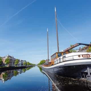 GESPOT: Pannenkoekenschip 👀⁠
⁠
In het hart van Assen, naast cultuurcentrum De Nieuwe Kolk met theater, bioscoop en bibliotheek, vind je dit bijzondere horecaobject. Een pannenkoekenschip, bekend om zijn ‘OER’-pannenkoeken. Binnen in het schip is plaats voor 110 gasten. Op het terras zijn er 40 zitplaatsen.⁠
⁠
Meer info & details 🔗 in bio