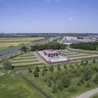 Ondernemen aan en nabij snelwegen 🛣️⁠
⁠
Snelweglocaties zijn ideaal voor horecabedrijven met focus op bereikbaarheid, doorstroming en gemak. Denk aan forenzen, chauffeurs, dagjesmensen en zakelijke reizigers – allemaal onderweg en vaak op zoek naar een snelle stop met goede voorzieningen.⁠
⁠
Of het nu gaat om een restaurant, foodcourt, bezorgkeuken of cateringlocatie: aan of vlak bij de snelweg ben je zichtbaar en goed bereikbaar. ⁠
⁠
Bekijk een greep van horecalocaties aan of nabij snelwegen uit ons aanbod 👇🏼⁠
⁠
📍1. Horecaruimte op de Foodcourt aan de A58 – Hudsonweg 31, Goes⁠
📍2. Restaurant aan de A27 - Meidoornkade 33, Houten⁠
📍3. Eet- en chauffeurscafé aan de A7 en N359 - De Marne 55, Bolsward⁠
📍4. Restaurant aan de A28 - Dorpsstraat 5, Pesse⁠
📍5. Horeca-units aan de A16 - Rijksstraatweg 124, Dordrecht⁠
📍6. Kookatelier nabij de A28 en N371 - Balkengracht 12A, Assen⁠
📍7. Catering- en bezorgzaak aan de A27 - Zwarte Woud 232, Utrecht⁠
📍8. Restaurant nabij de A9 - Noorderweg 15, Beverwijk⁠
📍9. Productieruimte nabij de A12 - Damzigt 22B, Utrecht⁠
📍10. Restaurant nabij de A6 - Palmpolstraat 1, Almere⁠
⁠
Bekijk alle horecalocaties aan snelwegen via 🔗 in bio