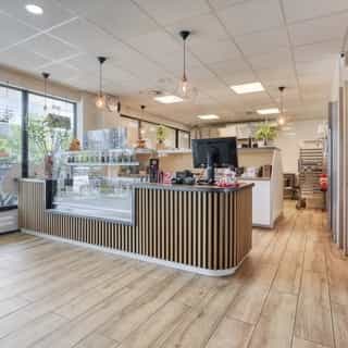 Stille verkoop 🔐⁠
⁠
Een sushizaak gelegen aan de parkeerzijde van een winkelcentrum in Zuid-Holland. De locatie is enkele jaren geleden omgebouwd van detailhandel naar afhaal- en bezorglocatie.⁠
⁠
📍 Zuid-Holland⁠
🍴 Bezorg-en afhaalzaak⁠
⁠
Voor meer details, het aanvragen van een brochure of een bezichtiging,ga naar Horecaspot.nl 🔗 in bio