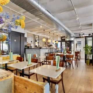 Tips voor het vinden van de juiste horecalocatie 🔍⁠
⁠
De locatie van je horecabedrijf kan het verschil maken tussen succes en falen. Een weloverwogen keuze is daarom essentieel. Maar waar let je op? ⁠
⁠
In ons nieuwste artikel delen we de belangrijkste factoren én praktische stappen om jouw ideale locatie te vinden. Denk aan je doelgroep, de omgeving en wat je moet weten over vergunningen.⁠
⁠
Lees hier hoe je een strategische keuze maakt 🔗 link in bio