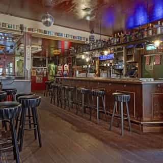 Cafés te koop & te huur in Nederland 🎉⁠
⁠
Feestcafés, bruine kroegen, borrelbars – het is hier altijd gezellig. Of het nu gaat om een biertje aan de bar, een avond uit met vrienden of het kijken van een voetbalwedstrijd: het café blijft voor veel mensen een geliefde plek.⁠
⁠
Er is volop vraag naar toegankelijke en karaktervolle horecalocaties. Een mooi moment om zelf kroegbaas te worden – of je bestaande concept op een nieuwe plek verder uit te bouwen. Misschien staat jouw volgende café hier wel tussen👇🏼⁠
⁠
📍1. Café de Kleine Beurs - Hillegom⁠
📍2. Feestcafé 't Haantje - Prinsenbeek⁠
📍3. Grand Café - Made⁠
📍4. Café - Alkmaar⁠
📍5. Kafee Kix - Eindhoven⁠
📍6. Café - Amsterdam⁠
📍7. Café De Gulle Goedzak - Huissen⁠
📍8. Grand Café - Son & Breugel⁠
📍9. Murphy's Law - Den Haag⁠
⁠📍10. Café De Pepel - Maastricht ⁠
⁠📍11. Café de Toeter - Groningen⁠
⁠
⁠Voor meer informatie over deze en andere cafés, bezoek Horecaspot.nl 🔗 in bio