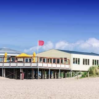 Stille verkoop 🔐⁠
⁠
Een strandpaviljoen op een breed perceel aan een van de drukste stranden van Nederland. De locatie beschikt over meerdere terrassen en een kleiner paviljoen met eigen bar.⁠
⁠
📍 Noord-Holland⁠
🍴 Strandpaviljoen⁠
⁠
Voor meer details, het aanvragen van een brochure of een bezichtiging, ga naar Horecaspot.nl 🔗 in bio