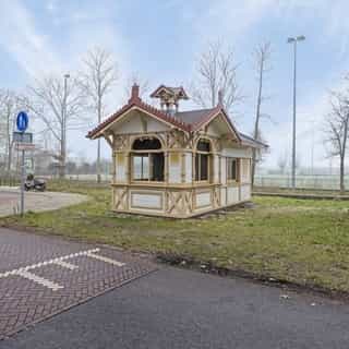 GESPOT: historisch koffiehuisje 👀⁠
⁠
Aan de Buurtweg in Wassenaar staat dit unieke object: het laatste overgebleven exemplaar van een reeks koffiehuisjes die rond 1915 werden gebouwd langs de uitvalswegen van Den Haag.⁠
⁠
Het pand is ontworpen in karakteristieke chaletstijl, geïnspireerd op Zwitserse chalets.⁠
⁠
📍 Wassenaar⁠
🍴 Casco-horecaruimte⁠
💰 Verkoop vastgoed⁠
⁠
Meer info & details 🔗 in bio⁠
