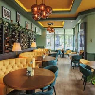 Hoe bereken je nu eigenlijk de waarde van een horecabedrijf? En wat komt daar allemaal bij kijken? 👀⁠
⁠
Het bepalen van de waarde van een horecabedrijf is een essentiële stap bij het verkopen, overnemen of verkrijgen van een financiering. Een betrouwbare waardebepaling of taxatie geeft duidelijkheid en voorkomt onverwachte verrassingen voor zowel koper als verkoper. ⁠
⁠
In dit artikel bespreken we de belangrijkste factoren en methodes om tot een realistische waardering te komen.⁠
⁠
Lees er alles over 👉🏼 link in bio⁠
⁠
