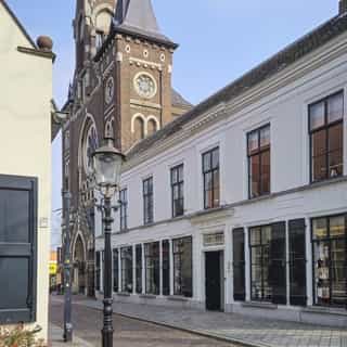 GESPOT: Brasserie 't Binnenhofje 👀⁠
⁠
Een bijzondere horecaspot: verscholen achter de markante gevel en toren van de voormalige Heilig Hartkerk, in hartje Oosterhout. Een charmante brasserie met terras, gelegen aan het Binnenhofje 3. ⁠
⁠
📍 Oosterhout⁠
🍴 Brasserie⁠
💰 Verkoop bedrijf & verhuur vastgoed⁠
⁠
Meer info & details 🔗 in bio