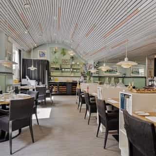 Restaurants te koop & te huur in Nederland 🍽️⁠
⁠
Ze zijn er in alle soorten en maten: gastronomische fine dining, brasseries, familierestaurants, streetfoodconcepten, fusionkeukens en meer.⁠
⁠
De restaurantsector is volop in beweging. Nieuwe foodconcepten, plantaardige keukens en belevingsgerichte horecazaken winnen terrein. Het aanbod verandert voortdurend – en daarmee ook de kansen voor ondernemers.⁠
⁠
Of je nu een bestaand restaurant nieuw leven in wilt blazen of een succesvol concept wilt voortzetten: er is volop keuze.⁠
⁠
Een selectie van uiteenlopende restaurants die nu te koop of te huur staan  👇🏼⁠
⁠
📍1. Ginnekeweg 35 - Breda⁠
📍2. Restaurant Rebel Rebel - Dordrecht⁠
📍3. Indonesia - Haarlem⁠
📍4. Kettingstraat 13 - Den Haag⁠
📍5. Restaurant Het Wapen van Ruinen - Ruinen⁠
📍6. Heemstedestraat 25 - Amsterdam⁠
📍7. Restaurant Savour - Haren (Gr.)⁠
📍8. Restaurant Bolenius - Amsterdam⁠
📍9. Restaurant BRL - Venray⁠
⁠📍10. Restaurant Bouwkunde - Deventer⁠
⁠
Voor meer informatie over deze en andere restaurants, bezoek Horecaspot.nl 🔗 in bio