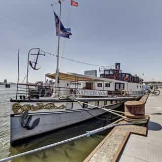GESPOT: Schip met hotelkamers 👀⁠
⁠
Een wel heel bijzondere horecaspot: een hotel-restaurantboot met 12 hotelkamers.⁠
⁠
De bekende boot Kapitein Anna ligt aangemeerd in de IJ-haven van Amsterdam en biedt uitzicht over de stad, het Centraal Station, de Houthavens, de A’DAM Toren en de havens.⁠
⁠
Het schip heeft een vaste ligplaats, maar is ook nog volledig vaarklaar. Dankzij die multifunctionele inzetbaarheid is het ook geschikt voor onder meer bruiloften, bedrijfsfeesten en andere uitjes.⁠
⁠
🏰 Schip met hotelkamers⁠
📍 Amsterdam⁠
🍴 Hotel-Restaurant⁠
💰 Verkoop bedrijf⁠
⁠
Meer info & details 🔗 in bio