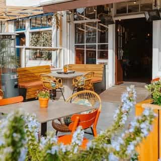 Ondernemen in toeristische gebieden 🧑‍🧑‍🧒‍🧒⁠
⁠
Van duinlandschappen en eilanden tot watersportgebieden en historische stadjes – Nederland zit boordevol toeristische hotspots waar jaarlijks duizenden tot miljoenen bezoekers op afkomen. Voor horeca-ondernemers zijn dit aantrekkelijke locaties om zich te vestigen, met volop aanloop, seizoensdrukte en mogelijkheden voor aanvullende activiteiten zoals fiets- of bootverhuur.⁠
⁠
Plekken als Schoorl, Vinkeveen, Renesse en de Waddeneilanden trekken niet alleen zomergasten, maar ook natuurliefhebbers en rustzoekers buiten het hoogseizoen. En klassiekers als Amsterdam, Volendam en Middelburg blijven populaire bestemmingen voor toeristen uit binnen- en buitenland.⁠
⁠
Een greep uit het actuele aanbod in deze gebieden 👇🏼⁠
⁠
📍1. Restaurant, Duinvoetweg 10 - Schoorl⁠
📍2. Restaurant it Posthûs, Plein 15 - Makkum⁠
📍3. Snackbar, Julianaweg 106 - Volendam⁠
📍4. De Peperwortel, Overtoom 10H - Amsterdam ⁠
📍5. Hotel Buren, Burg. Mentzstraat 20 - West-Terschelling⁠
📍6. Eetcafé Anders, Hogezoom 183, 183A - Renesse⁠
📍7. Restaurant Su Ade, Achterbos 24A - Vinkeveen⁠
📍8. Pannenkoekenrestaurant de Appelsche Hof, Boerestreek 7 - Appelscha⁠
📍9. Brasserie De Vliegenier, Pottenmarkt 4-6 - Middelburg⁠
📍10. Restaurant 't Boothuis, Havenkade 10 - Elburg⁠
📍11. De Dining, Havenweg 70 - Vlieland⁠
⁠
Bekijk alle horecalocaties op toeristische toplocaties op Horecaspot.nl 🔗 link in bio