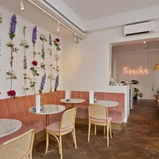 9x horeca te huur & te koop in📍Den Bosch⁠
⁠
Uitgeroepen tot dé Horeca Hoofdstad van Nederland 2025: 's-Hertogenbosch. De stad van bourgondische gastvrijheid, historische charme en een levendig centrum. Van de knusse steegjes rond de Markt tot populaire wijken en gezellige horecastraten zoals de Lange Putstraat – Den Bosch biedt volop kansen voor horecaondernemers.⁠
⁠
Of je nu een sfeervol restaurant in de binnenstad wilt runnen, een drukbezochte lunchroom in een wijkwinkelcentrum of een cafetaria op een hoeklocatie: in deze stad vind je uiteenlopende mogelijkheden om jouw horeca-idee te realiseren.⁠
⁠
Benieuwd naar een geschikte locatie? Bekijk dan snel deze horeca-objecten die te koop en/of te huur staan👇🏼⁠
⁠
📍1. Frenchie café - Orthenstraat 47F⁠
📍2. Lunchroom Vermeulen & Den Otter - Leeghwaterlaan 97⁠
📍3. Restaurant Fabuleux - Verwerstraat 23⁠
📍4. Cafetaria Ome Piet - Celsiusstraat 62⁠
📍5. Restaurant Citrus - Lange Putstraat 7A⁠
📍6. IJssalon Geniet - Marktstraat 23⁠
📍7. Restaurant Shirak - Karrenstraat 14⁠
📍8. Cafetaria - Molenstraat 1⁠
📍9. Restaurant Dell Angelo - Guardianenhof 26⁠
⁠
Voor meer informatie over deze en andere horecamogelijkheden in Den Bosch, ga naar Horecaspot.nl 🔗 in bio