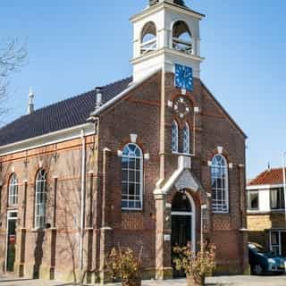 GESPOT: B&B in voormalige kerk 👀⁠
⁠
Een wel heel bijzondere horecaspot: een kerkgebouw dat is gerenoveerd en getransformeerd tot een sfeervolle bed & breakfast met restaurant.⁠
⁠
De Zijlsterkerk, oorspronkelijk gebouwd in 1899, ligt in het Friese Munnekezijl, vlak bij de grens met Groningen. De kenmerkende elementen, zoals de originele preekstoel, zijn behouden gebleven. ⁠
⁠
🏰 Bed & Breakfast in een kerk⁠
📍 Munnekezijl⁠
🍴 B&B en restaurant⁠
💰 Verhuur vastgoed⁠ & verkoop bedrijf⁠
⁠
Meer info & details 🔗 in bio