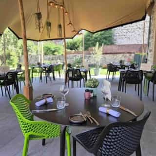 BUITENLANDS AANBOD 🌎⁠
⁠
🇫🇷 Frankrijk⁠
📍 Chambonchard⁠
⁠
• Restaurant Augeberg ⁠
• 40 zitplaatsen ⁠
• 40 terras zitplaatsen⁠
• Chambre d'hôtes mogelijkheid⁠
• Verkoop bedrijf & verhuur vastgoed⁠
⁠
Meer info & details 👉🏼 link in bio