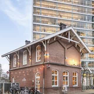 GESPOT: Voormalige beroemde cacaofabriek 👀⁠
⁠
Op de plek waar vroeger de beroemde cacaofabriek stond, is nu dit grand-café gevestigd. Gelegen op het Amstelplein, aan de voet van de Rembrandttoren in Amsterdam.⁠
⁠
De horecazaak bestaat uit drie verdiepingen en beschikt over een ruim terras rondom de zaak van circa 240 m².⁠
⁠
🏰 Voormalige cacaofabriek⁠
📍 Amsterdam⁠
🍴 Grand-Café⁠
💰 Verkoop bedrijfsexploitatie & verhuur vastgoed⁠
⁠
Meer info & details 👉🏼 link in bio