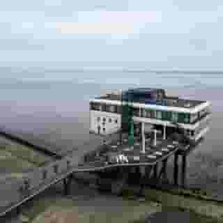 GESPOT: Hotel in zee 👀⁠
⁠
Het Eemshotel, het enige buitendijkse hotel van Nederland, is nu ter overname beschikbaar.⁠
⁠
Dit unieke hotel ligt letterlijk in zee en beschikt over 24 kamers, waarvan meer dan de helft een panoramisch uitzicht over het water biedt. Zowel vanuit het restaurant als vanaf het terras kunnen gasten genieten van een prachtig en uniek uitzicht.⁠
⁠
🏰 Hotel in zee⁠
📍 Delfzijl⁠
🍴 Hotel-Restaurant⁠
💰 Verkoop bedrijfsexploitatie & verkoop vastgoed⁠
⁠
Meer info & details 👉🏼 link in bio