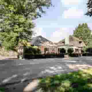 UITGELICHT 🔦⁠
⁠
De Veldhoek in Heino is een veelzijdig horecabedrijf, gelegen in het groen tussen Zwolle en Raalte. Met een restaurant, zaalverhuur, terrassen, een bedrijfswoning en parkeergelegenheid biedt deze locatie een compleet plaatje.⁠
⁠
📍 Heino⁠
🍴 Café-Restaurant⁠
🪑 240 zitplaatsen binnen & 150 zitplaatsen op het terras⁠
💰 Bedrijfsovername & verkoop of verhuur van vastgoed (beide opties zijn mogelijk) ⁠
⁠
Meer info & details 👉🏼 link in bio