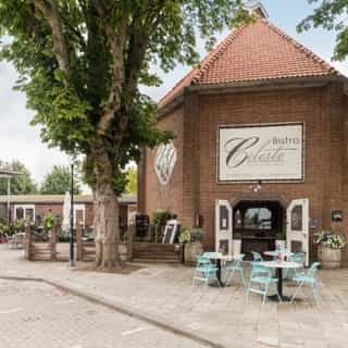 UNIEK: restaurant in voormalige kerk 👀⁠
⁠
In het centrum van het dorp Zuidzande, aan de Zeeuws-Vlaamse kust, staat de voormalige Hervormde Kerk, waar dit restaurant is gevestigd.⁠
⁠
Het restaurant biedt binnen plaats aan circa 50 gasten en beschikt over een terras met 80 zitplaatsen. Op de verdieping, met een vide en zicht op het restaurant, bevindt zich nog eens 122 m² aan horecaruimte. Hier zijn een bar en podium aanwezig, wat de ruimte geschikt maakt als extra restaurantruimte of feestlocatie.⁠
⁠
🏰 Voormalige kerk⁠
📍 Zuidzande⁠
🍴 Restaurant, lunchroom⁠
💰 Verkoop bedrijfsexploitatie & verhuur vastgoed⁠
⁠
Meer info & details 👉🏼 link in bio