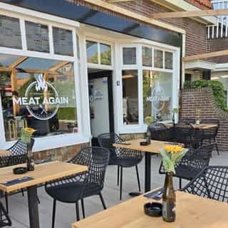 UITGELICHT 🔦⁠
⁠
Dit steakhouse is gevestigd in het dorp Voorhout en biedt ruimte aan 64 gasten binnen en 16 zitplaatsen op het terras. De locatie leent zich uitstekend voor diverse restaurantconcepten.⁠
⁠
📍 Voorhout⁠
🍴 Restaurant⁠
🪑 64 zitplaatsen binnen & 16 zitplaatsen op het terras⁠
💰 Bedrijfsovername & verhuur vastgoed⁠
⁠
Meer info & details 👉🏼 link in bio