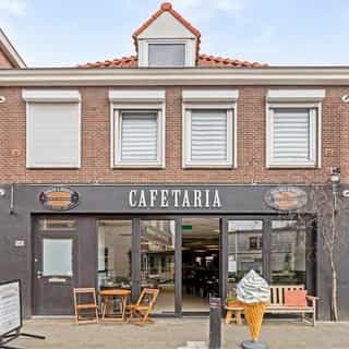 UITGELICHT 🔦⁠
⁠
Deze cafetaria is al decennia lang een begrip in het Brabantse Zundert, bekend om zijn verse friet en hamburgers. In 2023 is de inventaris volledig up-to-date gebracht, met investeringen in een nieuwe combisteamer, voorbakoven, koelingen en meer.⁠
⁠
📍 Zundert⁠
🍴 Cafetaria⁠
🪑 37 zitplaatsen binnen & 4 zitplaatsen op het terras⁠
💰 Bedrijfsovername & verhuur vastgoed⁠
⁠
Meer info & details 👉🏼 link in bio