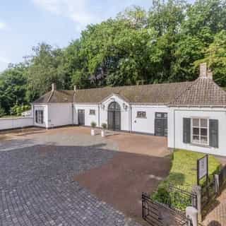 GESPOT: Michelin-ster restaurant 👀⁠
⁠
Restaurant Zout & Citroen, bekroond met een Michelin-ster in 2020, bevindt zich in een historisch Koetshuis op Buitenplaats Brakestein in Oosterhout. Deze locatie heeft een lange geschiedenis in gastronomie. ⁠
⁠
Het is gevestigd op een bijzondere plek, omringd door een parkachtige omgeving. Al jarenlang is het een officiële trouwlocatie, wat het een veelzijdige bestemming maakt.⁠
⁠
📍 Oosterhout⁠
🍴 Restaurant⁠
💰 Verkoop bedrijfsexploitatie & verhuur vastgoed⁠
⁠
Meer info & details 👉🏼 link in bio