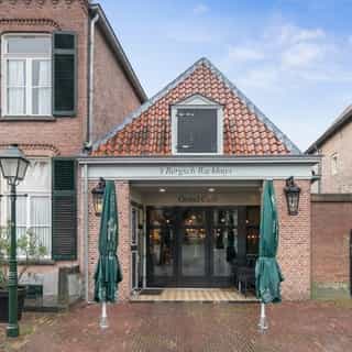 UITGELICHT 🔦⁠
⁠
Een grand café zoals je dat van een eetcafé in Brabant zou verwachten: warm, gezellig, bruin, bourgondisch en met een mooi terras aan de markt.⁠
⁠
Deze locatie, al ruim 26 jaar een begrip, is nu op zoek naar een enthousiaste ondernemer die dit succes wil voortzetten.⁠
⁠
📍 Geertruidenberg⁠
🍴 Restaurant⁠
🪑 130 zitplaatsen binnen & 120 zitplaatsen op het terras⁠
💰 Bedrijfsovername & verhuur vastgoed⁠ ⁠
⁠
Meer info & details 👉🏼 link in bio