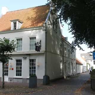 UITGELICHT 🔦⁠
⁠
Restaurant Pikaar, een huiskamerrestaurant met een Michelinster, gevestigd in een stadsvilla aan het groene Vrijthof in Hilvarenbeek.⁠
⁠
Het restaurant biedt plaats aan 50 gasten binnen en beschikt aan de achterzijde over een kleine zaal. Buiten zijn er diverse mogelijkheden: een terras aan de voorzijde en een binnentuin aan de achterzijde, met ruimte voor 50 tot 100 zitplaatsen.⁠
⁠
📍 Hilvarenbeek⁠
🍴 Restaurant⁠
🪑50 zitplaatsen binnen & 50 zitplaatsen op het terras⁠
💰 Verhuur vastgoed & verkoop bedrijf⁠
⁠
Meer info & details 👉🏼 link in bio