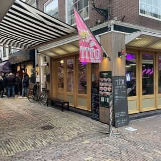 UITGELICHT 🔦⁠
⁠
In hartje Alkmaar, aan de Magdalenstraat, vind je dit mooie hoekpand op een toplocatie. Het pand ligt op loopafstand van het Waagplein en valt op door zijn karakteristieke buitengevel.⁠
⁠
📍 Alkmaar⁠
🍴 Cafetaria, Lunchroom⁠
🪑 18 zitplaatsen binnen & 6 zitplaatsen op het terras⁠
💰 Verkoop bedrijf & verhuur vastgoed⁠
⁠
Meer info & details 👉🏼 link in bio