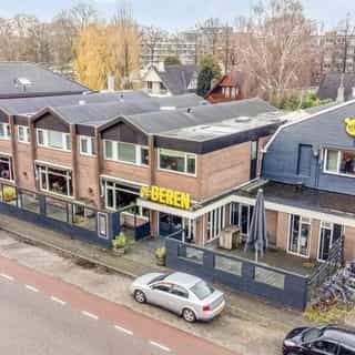 UITGELICHT 🔦⁠
⁠
In het groene hart van de Randstad, aan de Utrechtsestraatweg in Woerden, ligt dit veelzijdige horecaobject.⁠
⁠
Binnen biedt de ruimte plaats aan 200 zitplaatsen en buiten op het terras zijn er 70 zitplaatsen. Daarnaast biedt deze locatie de mogelijkheid om een bezorgservice op te zetten.⁠
⁠
📍 Woerden⁠
🍴 Restaurant⁠
🪑 200 zitplaatsen & 70 zitplaatsen op het terras⁠
💰 Bedrijfsovername & verkoop of verhuur vastgoed⁠
⁠
Meer info & details 👉🏼 link in bio