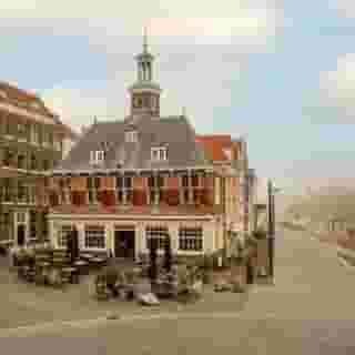 UNIEK: voormalig beursgebouw 👀⁠
⁠
In Vlissingen staat dit voormalige beursgebouw uit 1635, een opvallend pand met een rijke geschiedenis.⁠
⁠
In 1816 werd het gebouw verbouwd in neoclassicistische stijl, met rechte zuilen op de begane grond en grote vensters op de eerste verdieping. Sinds 1929 is het eigendom van Vereniging Hendrick de Keyser.⁠
⁠
Het restaurant heeft twee verdiepingen van elk 80 m² met 50 zitplaatsen. Het royale terras biedt ruimte voor ongeveer 40 gasten.⁠
⁠
🏰 Voormalig beursgebouw⁠
📍 Vlissingen⁠
🍴 Café-Restaurant⁠
💰 Verkoop bedrijfsexploitatie & verhuur vastgoed⁠
⁠
Meer info & details 👉🏼 link in bio