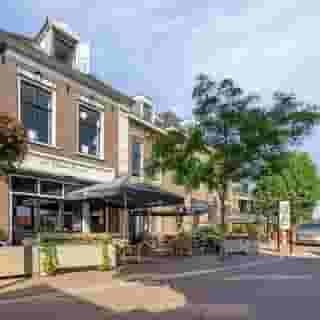 UITGELICHT op Horecaspot.nl 🔦 ⁠
⁠
Café de Kleine Beurs in Hillegom is een kroeg met een warme, nostalgische uitstraling. Het café beschikt over een afsluitbaar gedeelte, een terras aan de straatkant en een sfeervolle binnentuin.⁠
⁠
📍 Hillegom⁠
🍴 Café⁠
🪑 40 zitplaatsen binnen & 60 zitplaatsen op het terras⁠
💰 Bedrijfsovername & verhuur vastgoed⁠
⁠
Meer info & details 👉🏼 link in bio