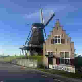 UNIEK: horecalocatie bij molen 👀⁠
⁠
Het Poorthuis in Medemblik is gevestigd in een karakteristiek pand naast de historische molen De Herder. Binnen biedt het restaurant ruimte aan 30 zitplaatsen, terwijl gasten buiten op het terras kunnen genieten van het uitzicht op de molen, met plek voor nog eens 40 zitplaatsen.⁠
⁠
De Meelmolen is een authentieke windmolen uit 1695, die nog steeds in werking is en wordt gebruikt voor het malen van graan – een stukje historie dat bijdraagt aan de unieke sfeer van deze horecalocatie.⁠
⁠
🏰 Bij een molen⁠
📍 Medemblik⁠
🍴 Eetcafé, Koffiezaak⁠
💰 Verkoop bedrijfsexploitatie & verhuur vastgoed⁠
⁠
Meer info & details 👉🏼 link in bio