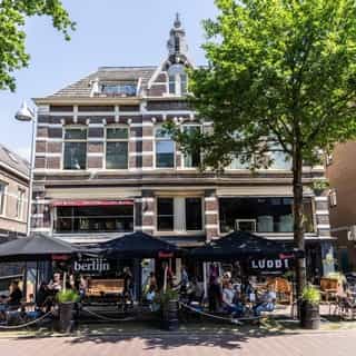 UITGELICHT op Horecaspot.nl 🔦⁠
⁠
Niet één, niet twee, maar drie bedrijven op één locatie ter overname: Klein Berlijn, Klein Parijs en De Lobby, gelegen in de binnenstad van Apeldoorn.⁠
⁠
Deze drie bedrijven hebben ieder hun eigen charme: een plek waar je uitgebreid kunt dineren, borrelen, lunchen, vergaderen en zelfs een balletje kunt gooien in de jeu de boulesbar met vier banen.⁠
⁠
📍 Apeldoorn⁠
🍴 Restaurant, lunchroom & jeu de boules bar⁠
🪑 175 zitplaatsen binnen & 40 zitplaatsen op het terras⁠
💰 Bedrijfsovername & verhuur vastgoed⁠
⁠
Meer info & details 👉🏼 link in bio