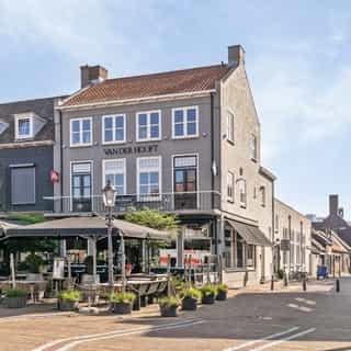 UITGELICHT op Horecaspot.nl 🔦 ⁠
⁠
Café-Restaurant Van der Hooft, wellicht het bekendste horecabedrijf van Zevenbergen, staat na 30 jaar klaar voor een nieuwe eigenaar.⁠
⁠
Dit allround horecabedrijf biedt een terras aan de Markt, een sfeervolle restaurantruimte en twee zaalruimtes, waarvan een oorspronkelijk gebouwd is als filmtheater.⁠
⁠
📍 Zevenbergen⁠
🍴 Café-Restaurant⁠
🪑 38 zitplaatsen binnen & 50 zitplaatsen op het terras⁠
💰 Bedrijfsovername & verhuur vastgoed⁠ ⁠
⁠
Meer info & details 👉🏼 link in bio