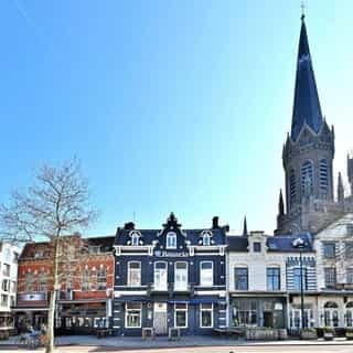 10x horeca te huur & te koop in📍Tilburg⁠
⁠
Tilburg, een stad met een rijke industriële geschiedenis, eigenzinnige architectuur en een divers cultureel aanbod, heeft zich ontwikkeld tot een dynamische en creatieve hotspot. Met een groeiend aantal inwoners en een grote studentenpopulatie biedt de stad volop kansen voor horecaondernemers.⁠
⁠
Of je nu een trendy restaurant wilt openen in de levendige Piushaven, een gezellig café in het bruisende centrum, of een populaire cafetaria in een van de woonwijken – Tilburg biedt volop mogelijkheden.⁠
⁠
Benieuwd naar een geschikte locatie in deze stad? Bekijk dan snel deze horeca-objecten die te koop en/of te huur staan👇🏼⁠
⁠
📍1. Horecabedrijf - Pihushaven 1D⁠
📍2. Poke and More - Hasseltstraat 269⁠
📍3. Restaurant Corta Colina - Heuvel 47⁠
📍4. Cafetaria - Eetsalon - Korvelseweg 119⁠
📍5. Restaurant - Havendijk 75⁠
📍6. Horecaruimte - Heuvelring 104⁠
📍7. Robbie's Friethuys - Nieuwstraat 124⁠
📍8. Horecaruimte - Frederikstraat 57⁠
📍9. Kwalitaria-Délifrance - Wagnerplein 118⁠
📍10. Café-Club De Vrienden van Tilburg - Heuvelring 116⁠
⁠
Voor meer informatie over deze en andere horecamogelijkheden in Tilburg, ga naar Horecaspot.nl 👉🏼 link in bio