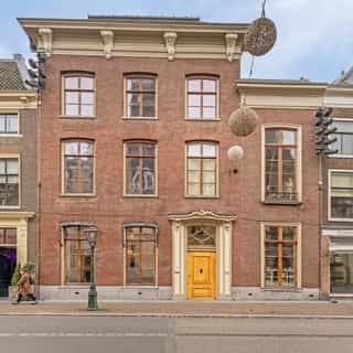GESPOT: historisch pand met binnentuin 👀⁠
⁠
Niet alleen het historische pand en de ligging zijn fantastisch, maar check ook die binnentuin.⁠
⁠
Aan de Breestraat in het centrum van Leiden vind je dit restaurant. Na renovatie is er een horecabedrijfsruimte gecreëerd op de begane grond, met een keuken en restaurantruimte verdeeld over de voor- en achterzaal. En last but zeker not least: de binnentuin.⁠
⁠
🏰 Binnentuin⁠
📍 Leiden⁠
🍴 Restaurant⁠
💰 Verkoop bedrijfsexploitatie & verhuur vastgoed⁠
⁠
Meer info & details 👉🏼 link in bio