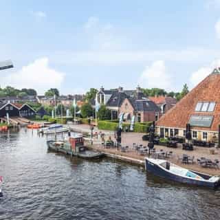 UITGELICHT op Horecaspot.nl 🌟⁠
⁠
Ontdek de charme van Friesland bij Omke Jan! Dit uniek ontworpen restaurant met hotelkamers, een creatie van Piet Hein Eek, ligt in midden in het Friese merengebied en direct aan de elfstedenroute.⁠
⁠
📍 Woudsend (Friesland) ⁠
🍴 Hotel & Restaurant⁠
🪑 80 zitplaatsen binnen & 80 zitplaatsen op het terras⁠
🏨 5 hotelkamers⁠
💰 Bedrijfsovername & verkoop vastgoed⁠ (verhuur vastgoed ook mogelijk)⁠
⁠
Meer info & details 👉🏼link in bio