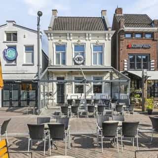 UITGELICHT op Horecaspot.nl 🔦 ⁠
⁠
Bar New York, een allround café aan de Markt in Roosendaal. Gevestigd in een volledig gerenoveerd horecapand, waarbij de authentieke elementen tijdens de herbouw bewaard zijn gebleven.⁠
⁠
📍 Roosendaal⁠
🍴 Café⁠
🪑 74 zitplaatsen binnen & 100 zitplaatsen op het terras⁠
💰 Bedrijfsovername & verhuur vastgoed⁠ ⁠
⁠
Meer info & details 👉🏼 link in bio
