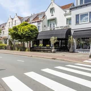 UITGELICHT op Horecaspot.nl 🔦 ⁠
⁠
Een modern horecabedrijf in het centrum van Bussum, omringd door diverse winkel- en horecagelegenheden. Ook bekend als de voormalige 'IJssalon Irene.' Na de transformatie is dit object perfect geschikt voor een jaarrondonderneming.⁠
⁠
📍 Bussum⁠
🍴 Restaurant⁠
🪑 36 zitplaatsen binnen & 15 zitplaatsen op het terras⁠
💰 Bedrijfsovername & verhuur vastgoed⁠ ⁠
⁠
Meer info & details 👉🏼 link in bio