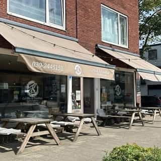 UITGELICHT op Horecaspot.nl 🔦 ⁠
⁠
Op de hoek van de Sweder van Zuylenweg, in het hart van het Utrechtse Zuilen, vind je de Kleine Baron. Een duurzaam en toegankelijk restaurant dat fungeert als de ''woonkamer'' van de buurt. ⁠
⁠
Binnen is er plaats voor circa 56 gasten en op het terras zijn er nog eens 54 zitplaatsen. ⁠
⁠
📍 Utrecht⁠
🍴 Eetcafé⁠
🪑 56 zitplaatsen binnen & 54 zitplaatsen op het terras⁠
💰 Bedrijfsovername & verhuur vastgoed⁠ ⁠
⁠
Meer info & details 👉🏼 link in bio