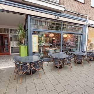 UITGELICHT op Horecaspot.nl 🔦 ⁠
⁠
Een sfeervol restaurant aan de populaire Pannekoekstraat, gelegen in het centrum van Rotterdam. ⁠
⁠
Het restaurant is keurig afgewerkt en beschikt over een keuken die van alle gemakken is voorzien. De zaak is instapklaar voor verschillende concepten, van eenvoudig tot fine dining. Dankzij het decoratiesysteem kan er eenvoudig een volledig nieuwe sfeer gecreëerd worden.⁠
⁠
📍 Rotterdam⁠
🍴 Restaurant⁠
🪑 60 zitplaatsen binnen & 20 zitplaatsen op het terras⁠
💰 Bedrijfsovername & verhuur vastgoed⁠ ⁠
⁠
Meer info & details 👉🏼 link in bio