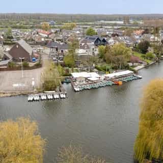 UITGELICHT op Horecaspot.nl 🔦 ⁠
⁠
De Theetuin, gelegen in Ridderkerk, is een groot (horeca)bedrijf op maar liefst 3.250 m² eigen grond.⁠
⁠
Het veelzijdige object omvat een restaurant, (disco)bowlingbanen, midgetgolfbanen, diverse zalen, een terras aan het water, aanlegsteigers én een bootverhuur (28 boten).⁠
⁠
Plus: het bovengelegen appartement wordt ook meeverkocht.⁠
⁠
📍 Ridderkerk⁠
🍴 Café-Restaurant, Bowling en Zalen-/partycentrum⁠
🪑 490 zitplaatsen binnen & 300 zitplaatsen op het terras⁠
💰 Bedrijfsovername & verhuur of verkoop vastgoed⁠ (beide opties zijn mogelijk)⁠
⁠
Meer info & details 👉🏼 link in bio