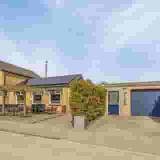 UITGELICHT op Horecaspot.nl 🌟⁠
⁠
De Oude Postduif, een cafetaria mét bedrijfswoning in het Friese Jacobiparochie.⁠
⁠
Dit voormalige postkantoor bestaat uit twee delen: aan de ene kant de bedrijfswoning en aan de andere kant de cafetaria met een ruime garage voor opslag.⁠
⁠
Het geheel is altijd goed onderhouden en direct operationeel.⁠
⁠
📍 Sint Jacobiparochie⁠
🍴 Bezorg- en afhaalzaak, Cafetaria⁠
🪑 20 zitplaatsen binnen & 16 zitplaatsen op het terras⁠
💰 Bedrijfsovername & verkoop vastgoed⁠
⁠
Meer info & details 👉🏼 link in bio