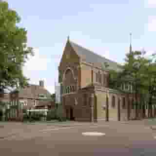 UNIEKE HORECA: restaurant en evenementenlocatie in een kerk 👀⁠
⁠
Samenkomen staat centraal in "De Stad", een functie die deze locatie al sinds 1890 vervult. Ooit een Rooms-Katholieke kerk en sinds 2017 in gebruik als evenementenlocatie.⁠
⁠
Deze horecalocatie omvat de kerk (geschikt voor events tot 300 personen), een bierlokaal, Restaurant "De Pastorie" en een broodjesservice (Broodje Moerdijk).⁠
⁠
Met recht een unieke en multifunctionele horecalocatie!⁠
⁠
🏰 Restaurant in een voormalige kerk⁠
📍 Klundert (Moerdijk)⁠
🍴 Restaurant & zalen-/partycentrum⁠
💰 Verkoop bedrijfsexploitatie & verhuur vastgoed⁠
⁠
Meer info & details 👉🏼 link in bio