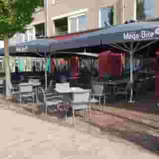 UITGELICHT op Horecaspot.nl 🌟⁠
⁠
Cafetaria Mega-Bite is gelegen midden in het centrum van het Brabantse dorp Bladel. Direct aan de Markt en aan de voet van de winkelstraat. ⁠
⁠
De horecazaak is ruim opgezet en biedt binnen plaats aan circa 35 gasten en heeft een terras met circa 30 zitplaatsen.⁠
⁠
📍 Bladel⁠
🍴 Cafetaria⁠
🪑 35 zitplaatsen binnen & 30 zitplaatsen op het terras⁠
💰 Bedrijfsovername & verhuur vastgoed⁠
⁠
Meer info & details 👉🏼 link in bioa