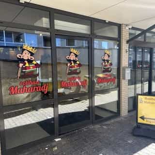 UITGELICHT 🌟⁠
⁠
Ontdek Rotihuis Maharadj, gelegen aan de IJsselstraat in Spijkenisse, op een steenworp afstand van de oevers van de Oude Maas. Deze locatie ligt naast een levendig winkel- en horecagebied en is grenzend aan een drukbezochte supermarkt.⁠
⁠
Dankzij de ideale ligging en voortdurende doorstroom van passanten, is dit de ideale plek om bezorg- en afhaaldiensten aan te bieden, als aanvulling op het restaurant.⁠
⁠
📍 Spijkenisse⁠
🍴 Bezorg- en afhaalzaak & eetcafé⁠
🪑 25 zitplaatsen⁠
💰 Bedrijfsovername & verhuur vastgoed⁠
⁠
Meer info & details 👉🏼 link in bio
