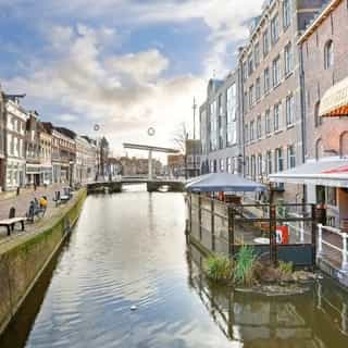 10x horeca te huur & te koop in📍Alkmaar⁠
⁠
Alkmaar, een levendige stad met een rijke historie, bekend om zijn prachtige oude centrum, de beroemde kaasmarkt en de pittoreske grachten. Een trekpleister voor toeristen en een geliefde thuisbasis voor inwoners.⁠
⁠
Ben je klaar voor om gasten te verwelkomen in je nieuwe horecazaak in deze prachtstad? Bekijk deze 10 toplocaties die momenteel te koop en/of te huur staan👇🏼⁠
⁠
📍1. Bistro, Koorstraat 12⁠
📍2. De Fransman, Mient 6⁠
📍3. Bezorg- en afhaalrestaurant, Europaboulevard 59⁠
📍4. Casco horecaruimte, Houttil 6⁠
📍5. Restaurant De Lindetuin, Doelenstraat 3⁠
📍6. Café Muizenvreugd, Herenstraat 2⁠
📍7. Horecabedrijfsruimtes, Noorderkade 1027⁠
📍8. Snackbar Danny, Kennemerstraatweg 68⁠
📍9. Restaurant, Stationsweg 39⁠
📍10. Miss Central, Laat 183⁠
⁠
Voor meer informatie over deze en andere mogelijkheden in Alkmaar, ga naar Horecaspot.nl 👉🏼 link in bio