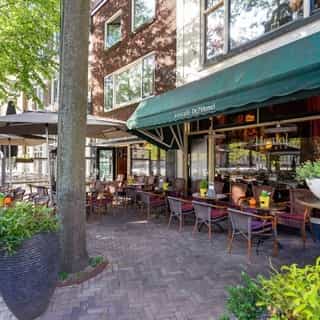 UITGELICHT op Horecaspot.nl 🌟⁠
⁠
Op een fantastische plek in de stad Deventer, aan de voet van de Toren van de Lebuïnus, op de oude plaats van het mystieke grote kerkhof en niet ver van de IJssel. ⁠
⁠
Het bedrijf is gevestigd in twee panden die op de begane grond met elkaar zijn verbonden.⁠
⁠
📍 Deventer⁠
🍴 Eetcafé⁠
🪑 40 zitplaatsen & 120 terraszitplaatsen ⁠
💰 Bedrijfsovername & verhuur/verkoop vastgoed⁠ (beide opties mogelijk)⁠
⁠
Meer info & details 👉🏼 link in bio