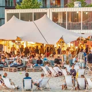 Stadsstrand Eindhoven 👀⁠
⁠
Altijd al een strandpaviljoen willen runnen, maar verknocht aan het Brabantse leven? Dan is dit unieke horeca-object perfect voor jou! ⁠
⁠
City Garden Eindhoven is een mobiel strandpaviljoen met 80 zitplaatsen binnen en een ruim terras met zo'n 150 zitplaatsen. Gelegen middenin het centrum van Eindhoven, op Vrijstraat 11. Dit horecabedrijfspand is modulair is gebouwd en bestaat uit twaalf zeecontainers. Een slim bouwpakket, voorzien van alle benodigde faciliteiten.⁠
⁠
Liever op een andere locatie in Nederland deze locatie voortzetten? Dat behoort ook tot de mogelijkheden. ⁠
⁠
🏰 Mobiel strandpaviljoen⁠
📍 Eindhoven (of een andere locatie naar keuze)⁠
🍴 Strandpaviljoen⁠
💰 Verkoop bedrijfsexploitatie & verhuur of verkoop vastgoed⁠
⁠
Meer info & details 👉🏼 link in bio