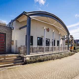 UITGELICHT op Horecaspot.nl 🌟⁠
⁠
In de dorpskern van Houthem, aan de rand van het natuurgebied Ingendael, vind je dit eetcafé met terras en veelzijdige zalencentrum. Het beschikt over 4 verschillende zalen, met oppervlaktes variërend van 50 tot 215 m².⁠
⁠
📍 Valkenburg⁠
🍴 Zalencentrum & eetcafé⁠
🪑 200 zitplaatsen & 60 terraszitplaatsen ⁠
💰 Bedrijfsovername & verhuur vastgoed⁠
⁠
Meer info & details 👉🏼 link in bio
