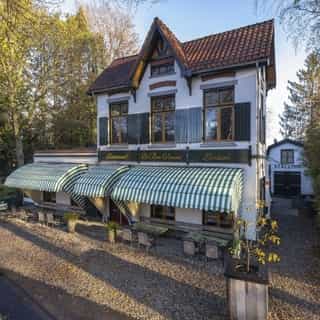 UITGELICHT op Horecaspot.nl 🌟⁠
⁠
Restaurant Bon Vivant is al bijna 30 jaar een begrip in deze regio. Het is gevestigd aan de Loolaan in een prachtig markant pand.⁠
⁠
Dankzij de mooie ligging en de toeristentrekker om de hoek, geniet deze onderneming van een hoge passantenstroom.⁠
⁠
📍 Apeldoorn⁠
🍴 Restaurant⁠
🪑 81 zitplaatsen binnen & 66 zitplaatsen op het terras⁠
💰 Bedrijfsovername & verhuur vastgoed⁠ ⁠
⁠
Meer info & details 👉🏼 link in bio