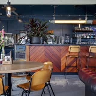 Hoe financier je de overname van een horecabedrijf? 💰⁠
⁠
Een van de grootste uitdagingen bij de overname van een horecabedrijf is het financiële aspect. Hoe ga je de (bedrijfs)overnamesom financieren? Welke mogelijkheden bestaan er allemaal en waar moet je opletten bij het aangaan van een bepaalde optie? ⁠
⁠
De antwoorden op deze vragen en meer lees je in dit artikel 👉🏼link in bio⁠
